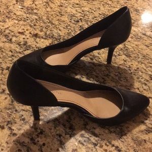 Black pumps